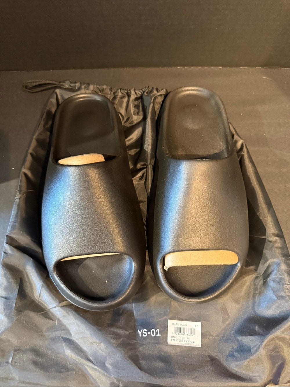 YS-01 Yeezy Slide Blk size 12M (not adidas)